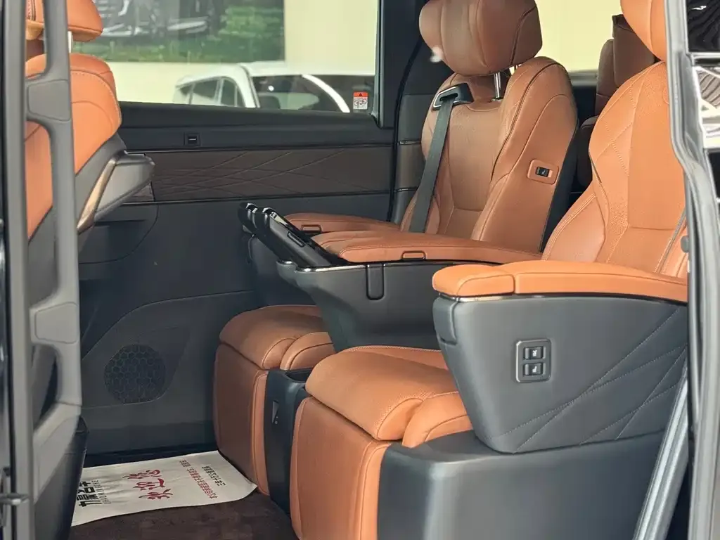 Toyota Alphard — фото 7
