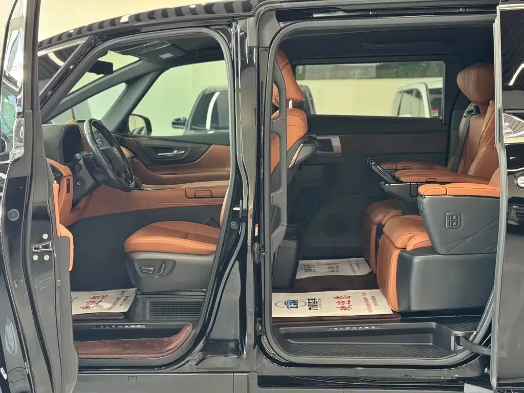 Toyota Alphard — фото 8
