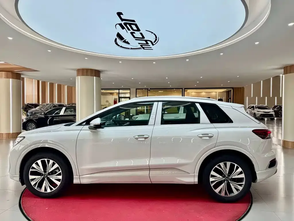 Audi Q4 e-tron — фото 2