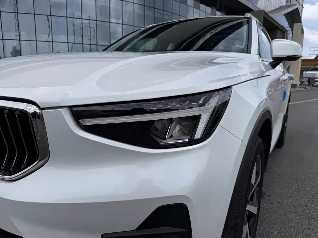 Volvo XC40 — фото 7