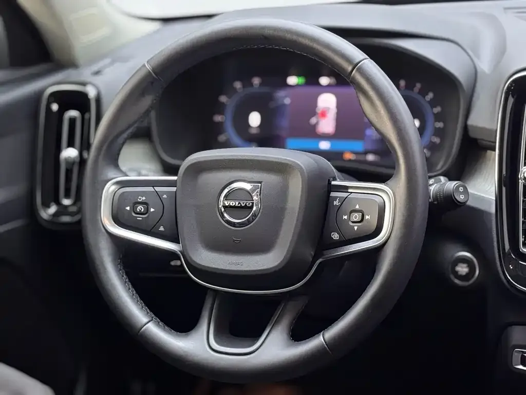 Volvo XC40 — фото 3