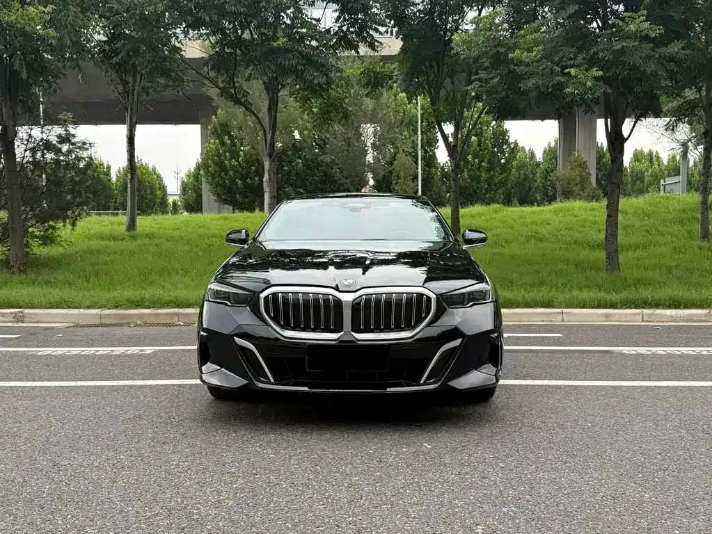 BMW 5 Series — фото 1