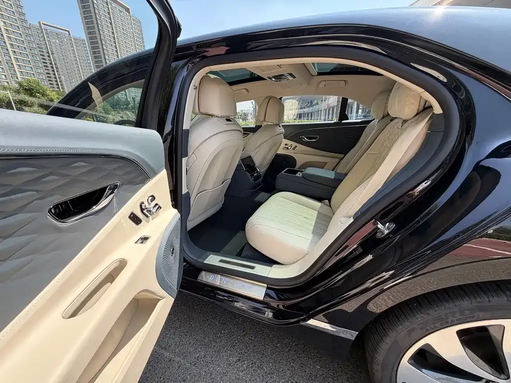 Bentley Flying Spur — фото 3