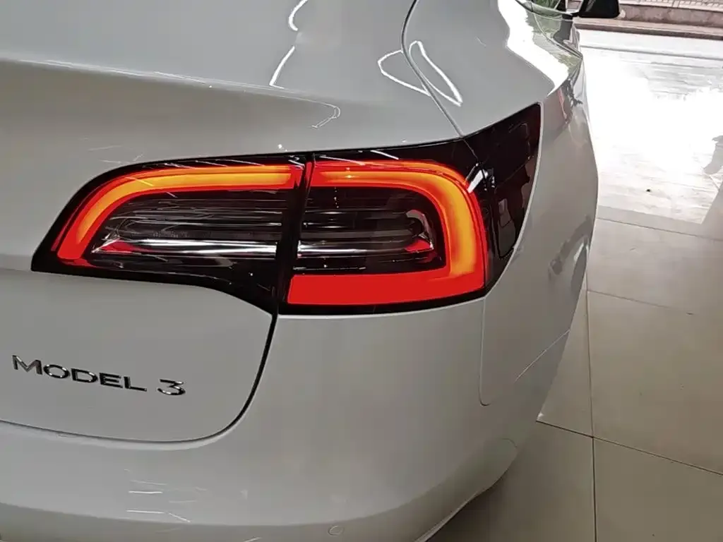 Tesla Model 3 — фото 4
