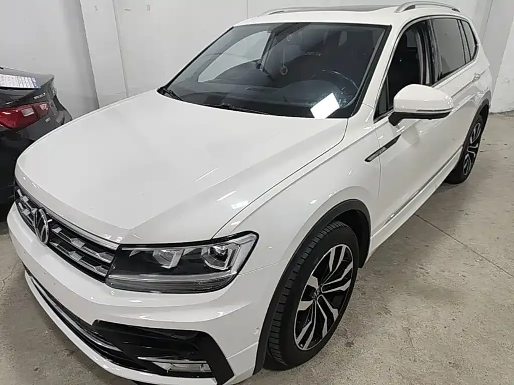 Volkswagen Tiguan L — фото 1