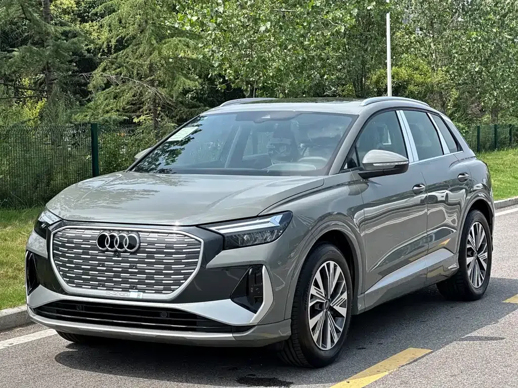 Audi Q4 e-tron — фото 1