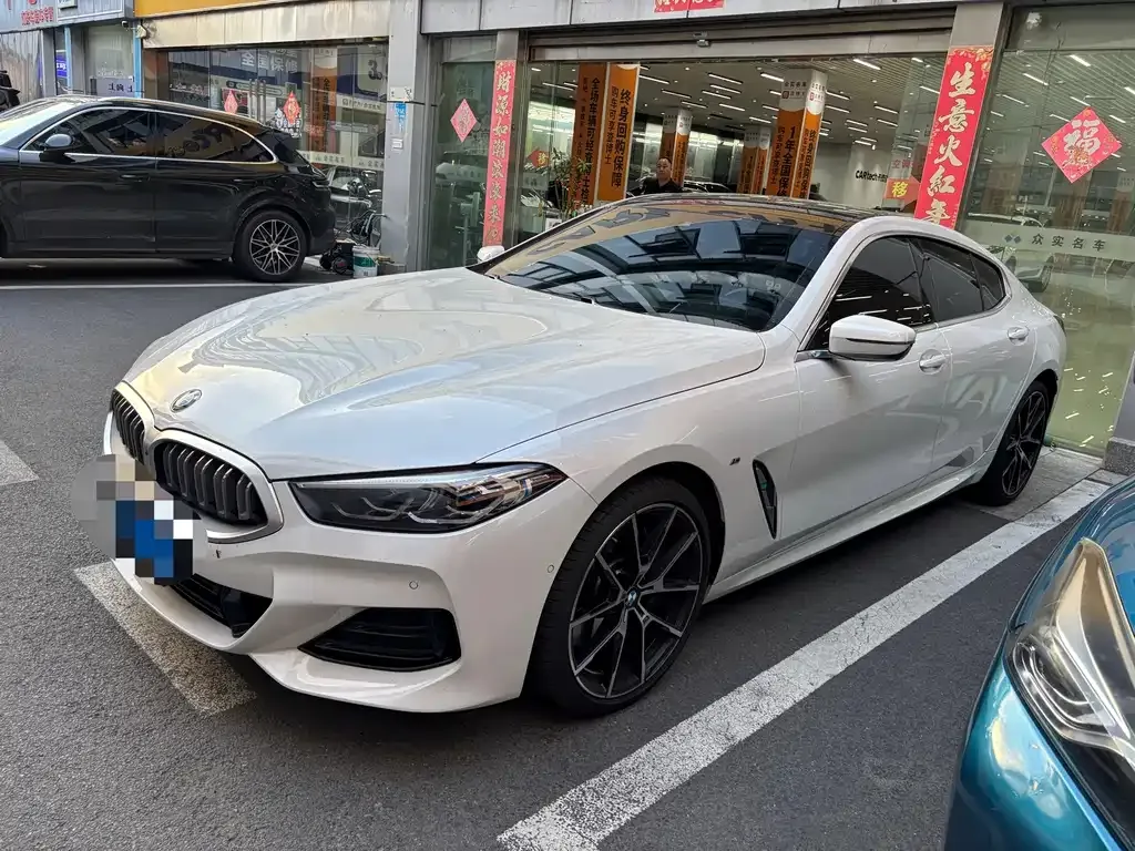 BMW 8 Series — фото 1