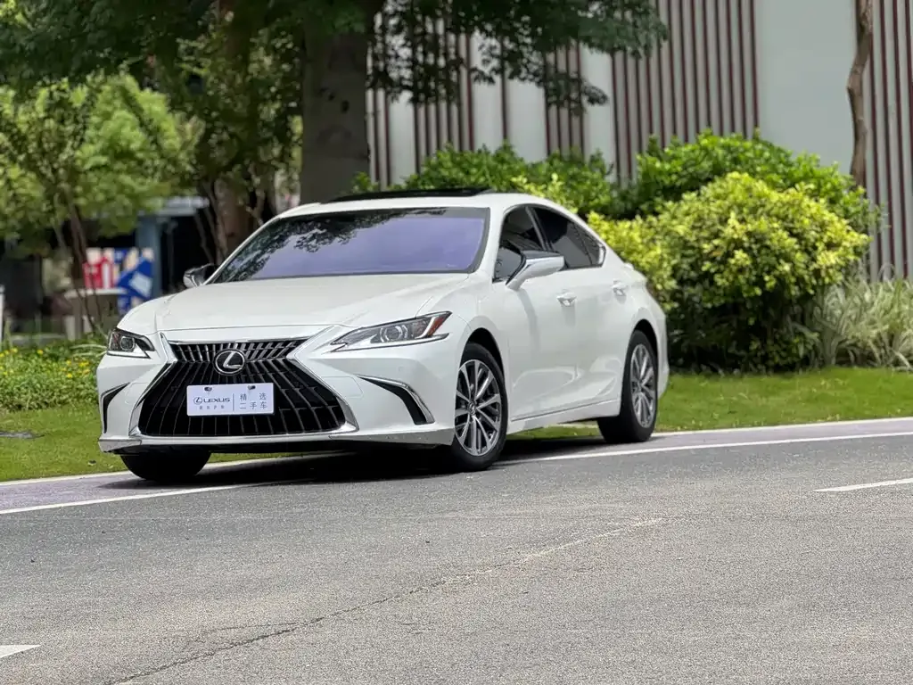 Lexus ES — фото 1
