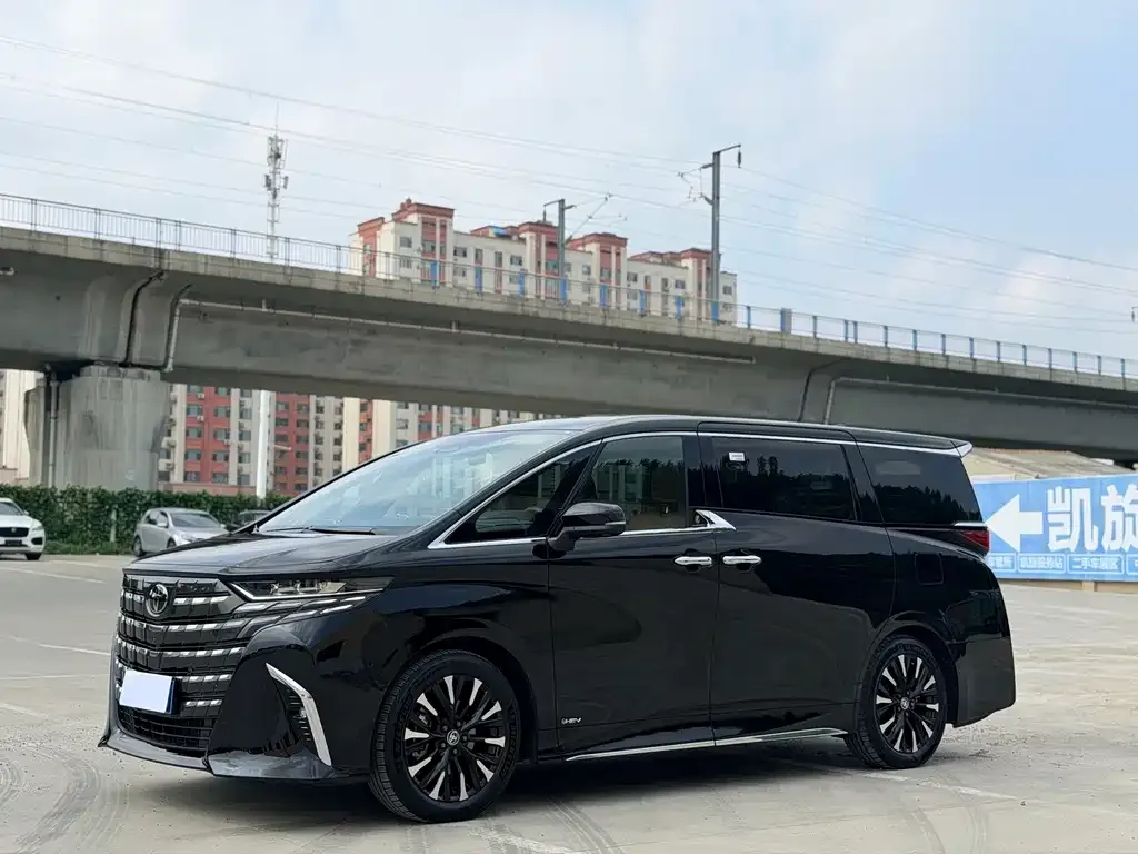 Toyota Alphard — фото 1