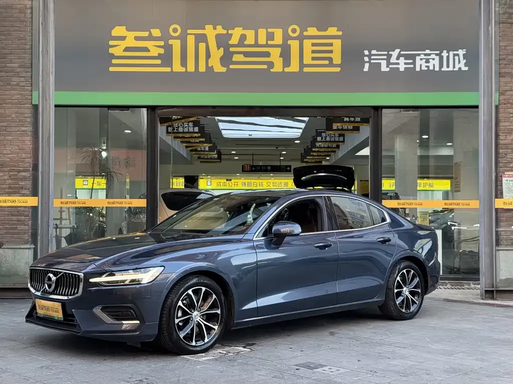 Volvo S60 — фото 1