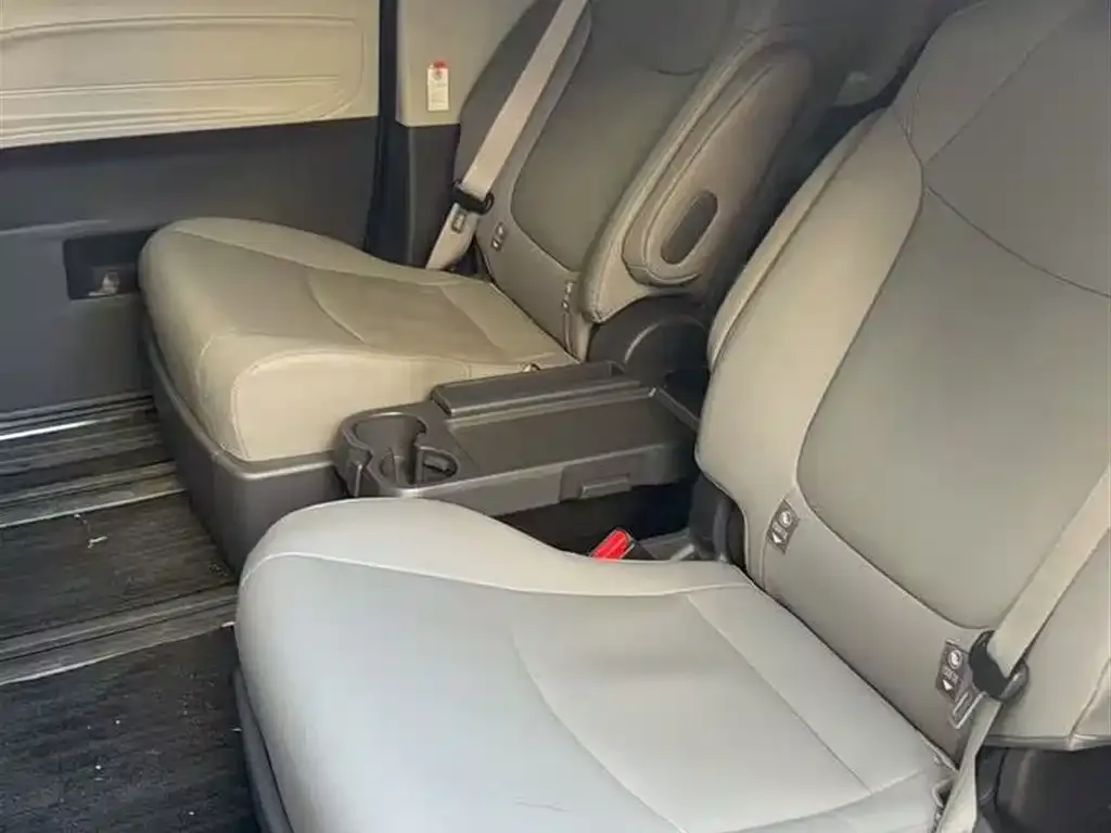 Toyota Granvia — фото 1