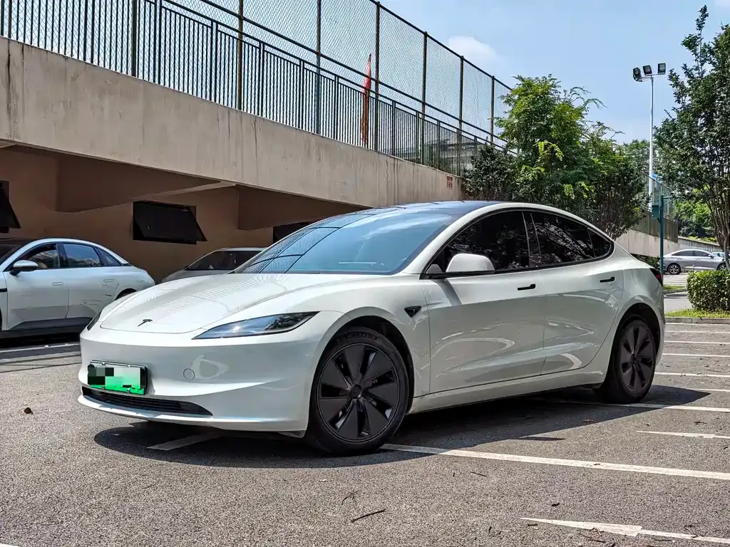 Tesla Model 3 — фото 1