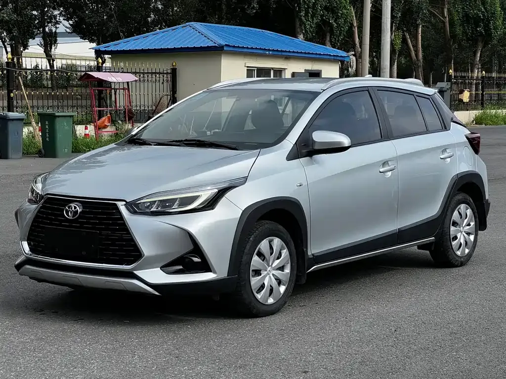 Toyota Yaris L — фото 1