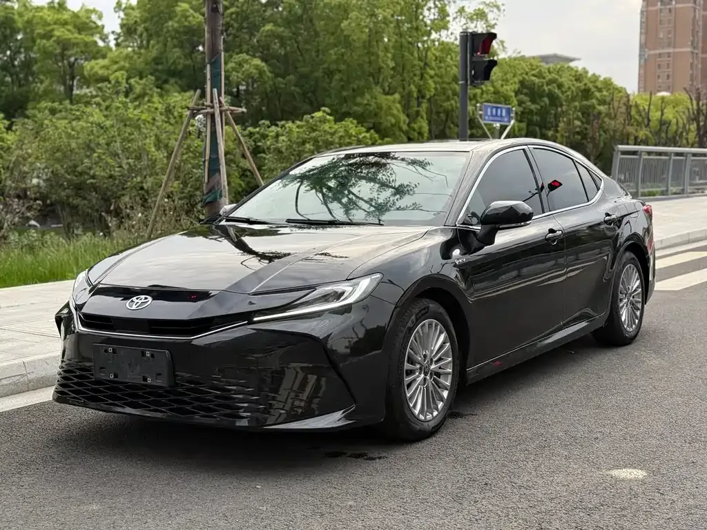 Toyota Camry — фото 1