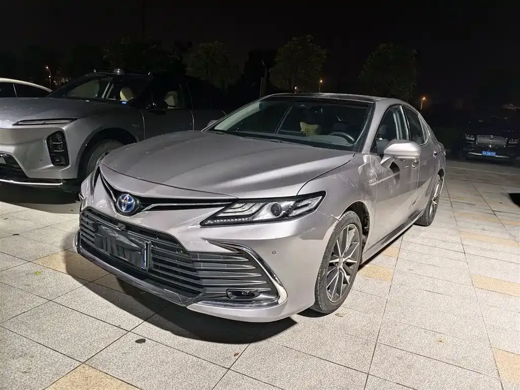 Toyota Camry — фото 1