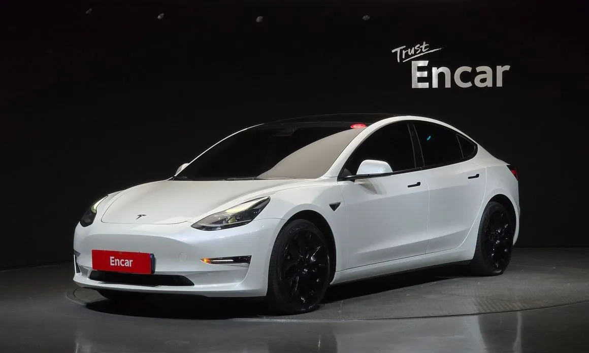Tesla Model 3 — фото 1
