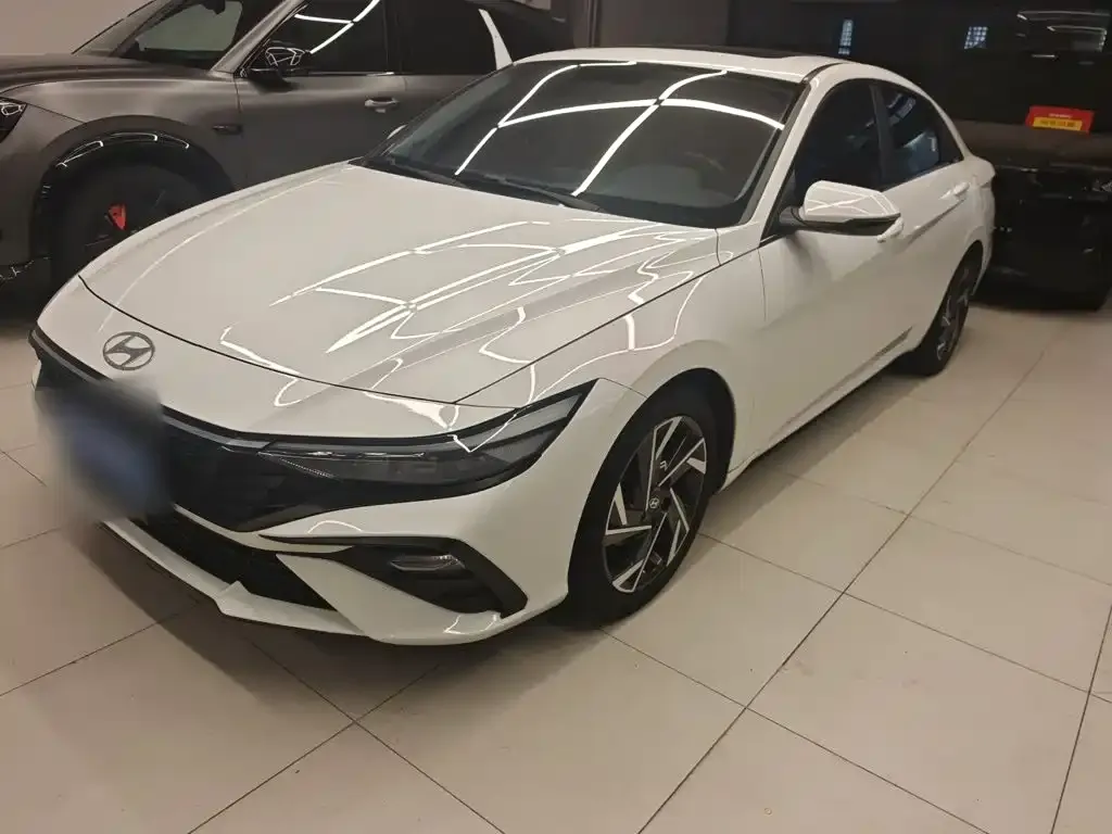 Hyundai Elantra — фото 1