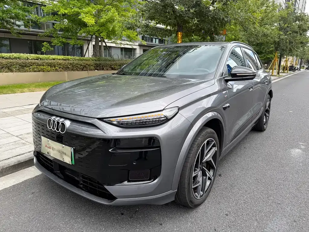 Audi Q6L e-tron — фото 1