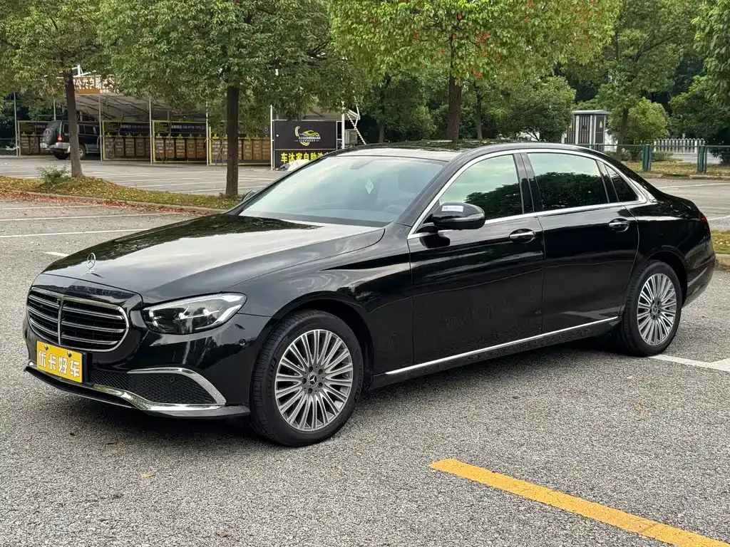 Mercedes-Benz E-Class — фото 1
