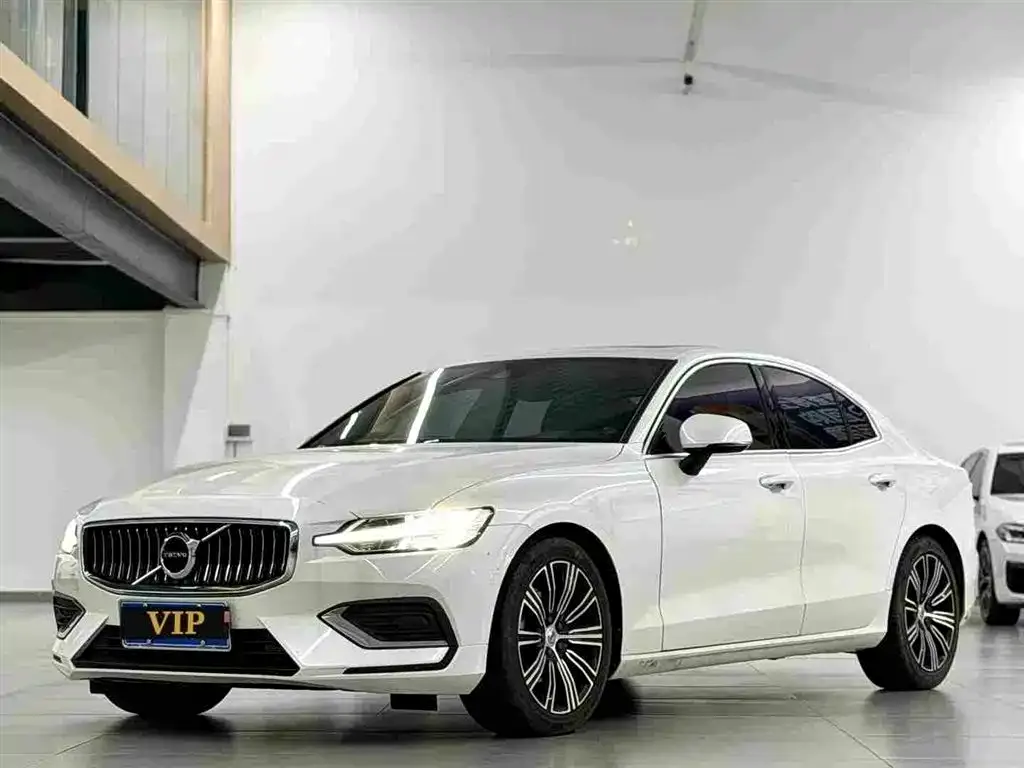Volvo S60 — фото 1