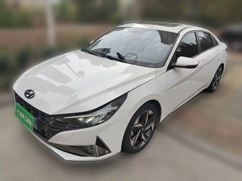Hyundai Elantra — фото 1