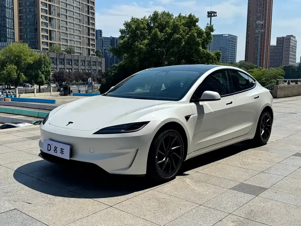 Tesla Model 3 — фото 1