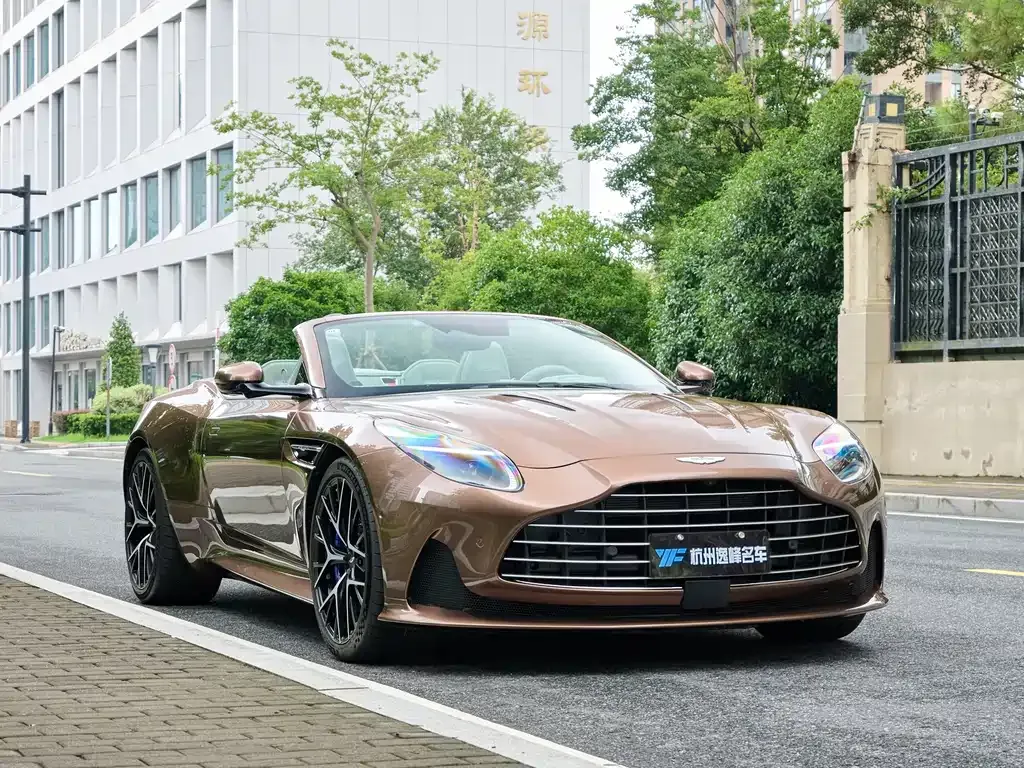 Aston Martin DB12 — фото 5