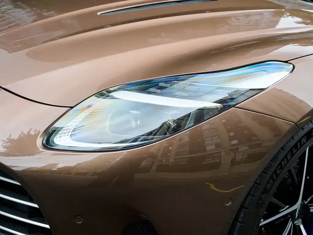 Aston Martin DB12 — фото 2