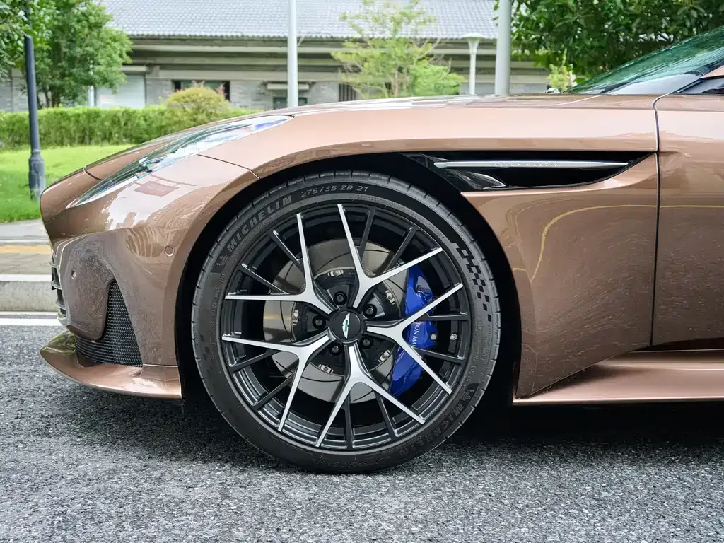 Aston Martin DB12 — фото 9