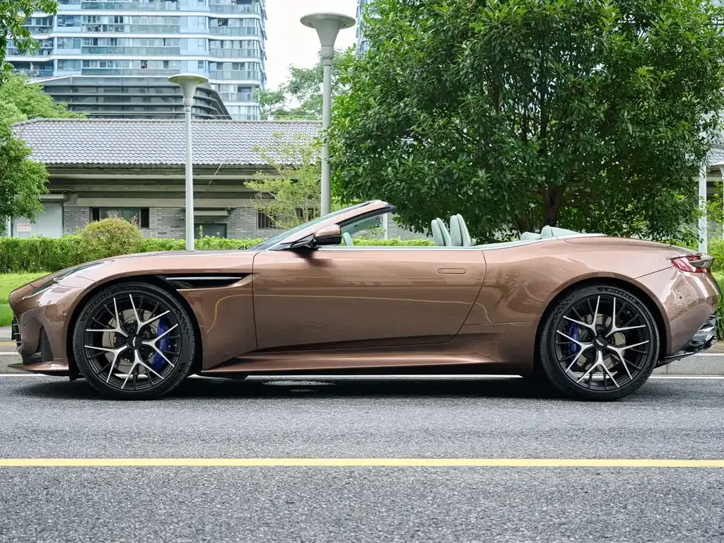 Aston Martin DB12 — фото 3