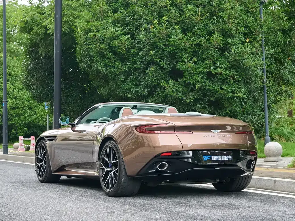 Aston Martin DB12 — фото 10