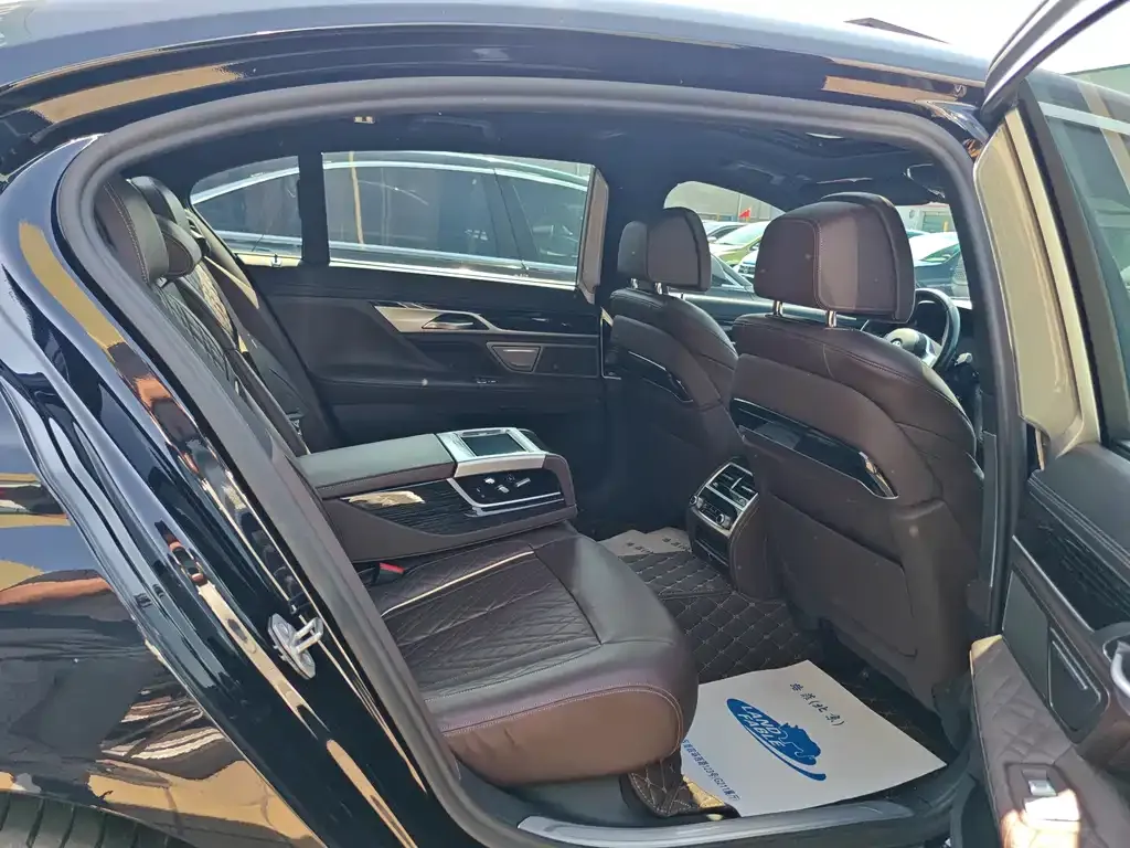 BMW 7 Series — фото 9