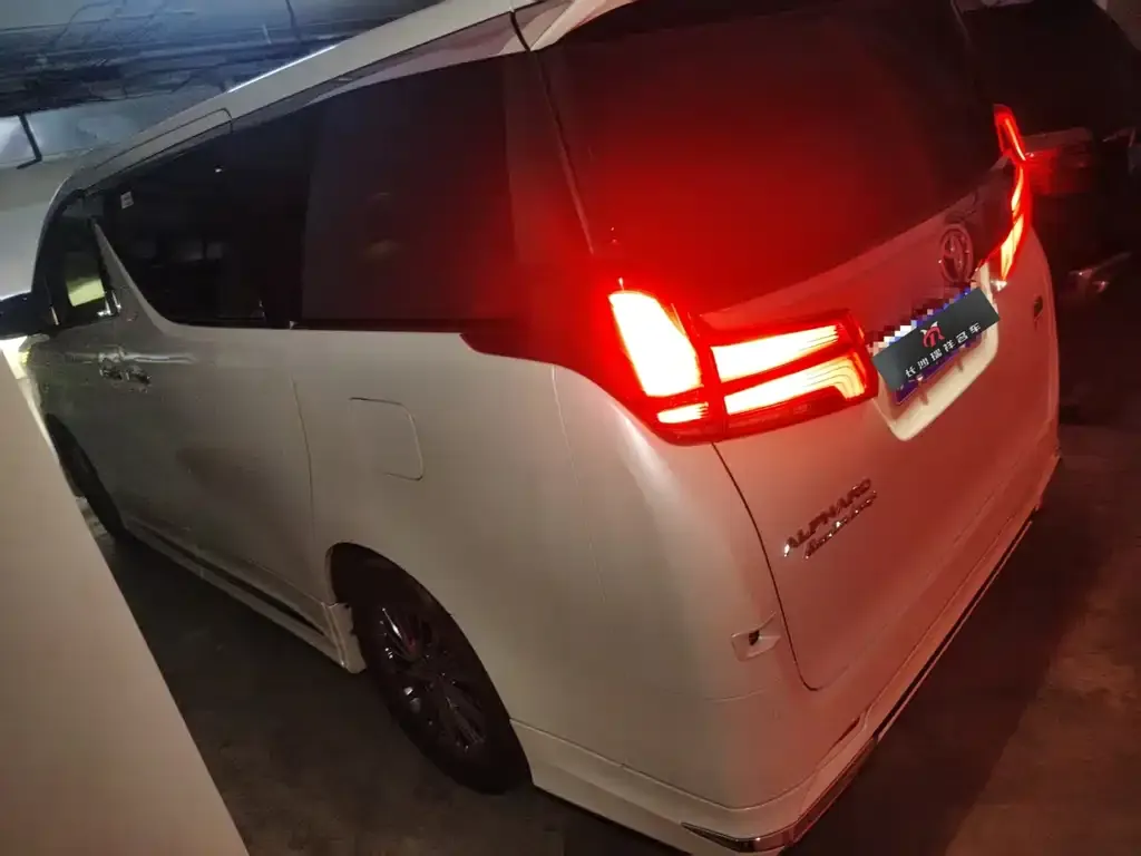 Toyota Alphard — фото 2