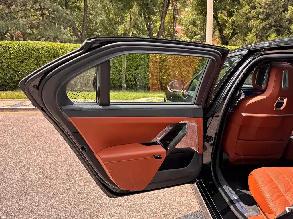 BMW 7 Series — фото 10