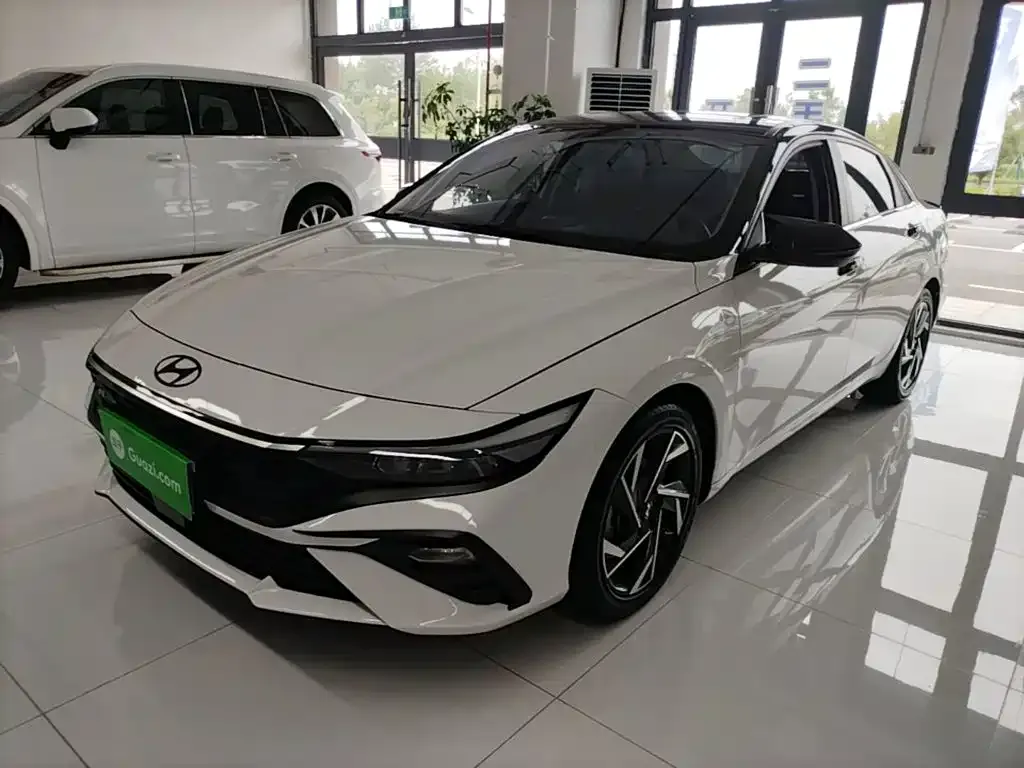 Hyundai Elantra — фото 1