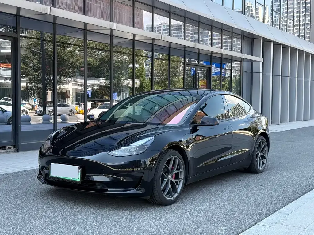 Tesla Model 3 — фото 1