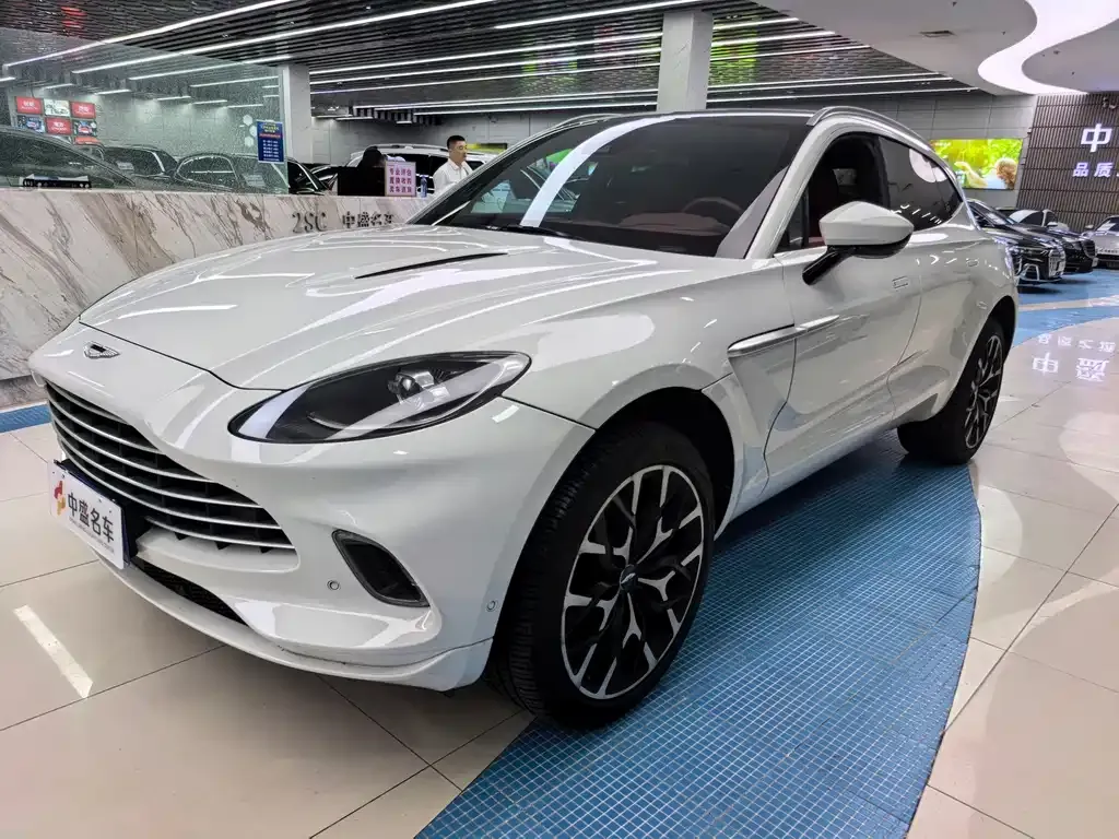 Aston Martin DBX — фото 1