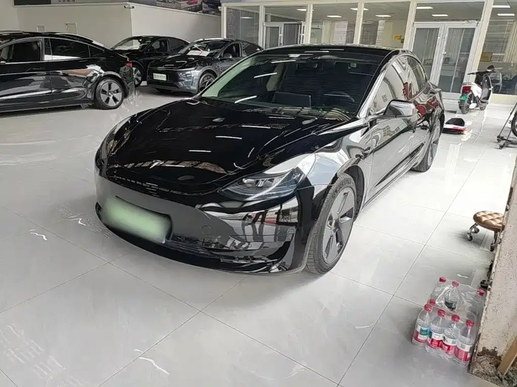 Tesla Model 3 — фото 1