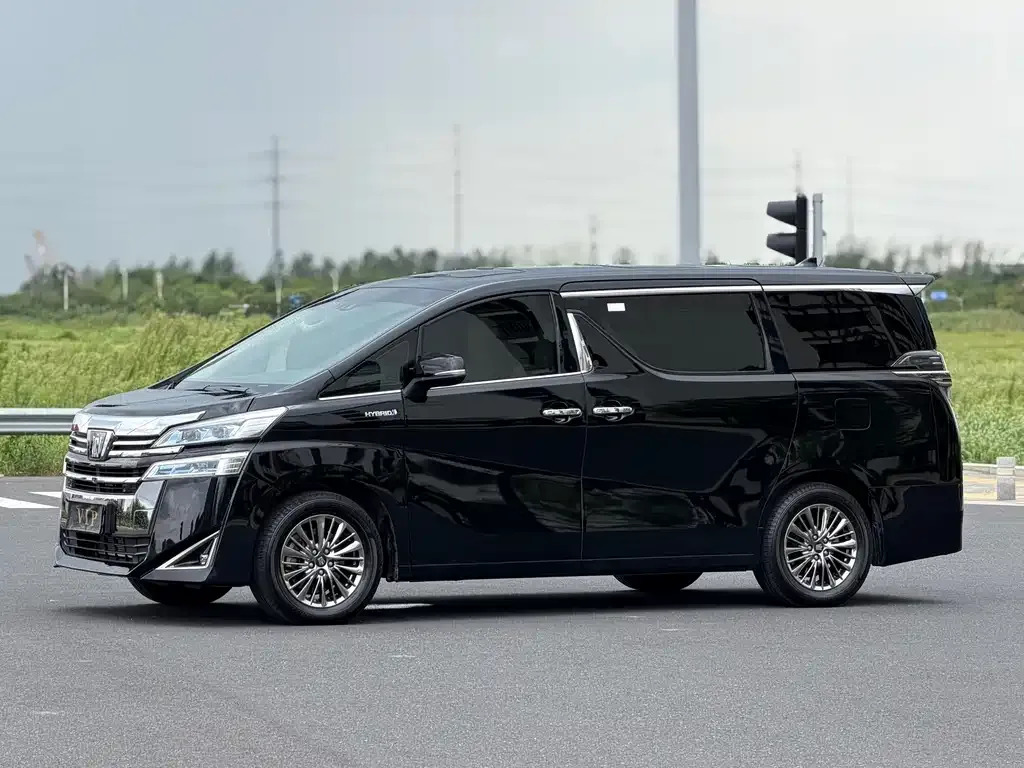 Toyota Vellfire — фото 1
