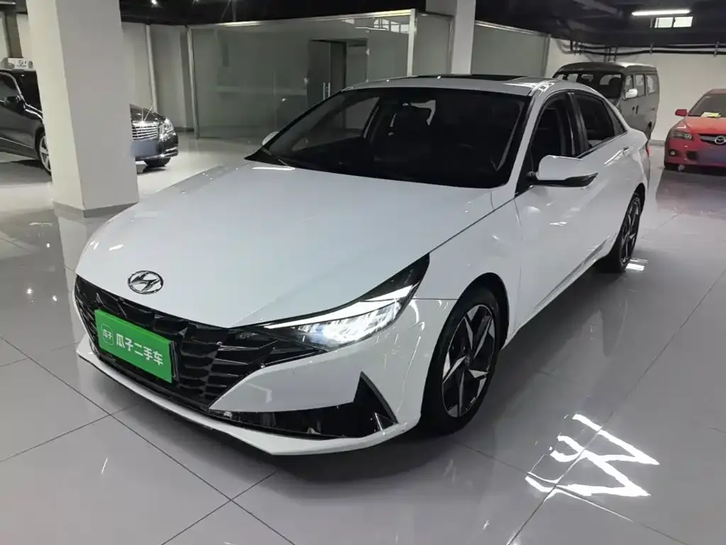 Hyundai Elantra — фото 1