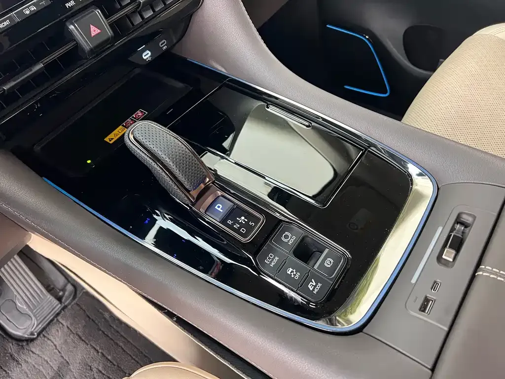 Toyota Vellfire — фото 8