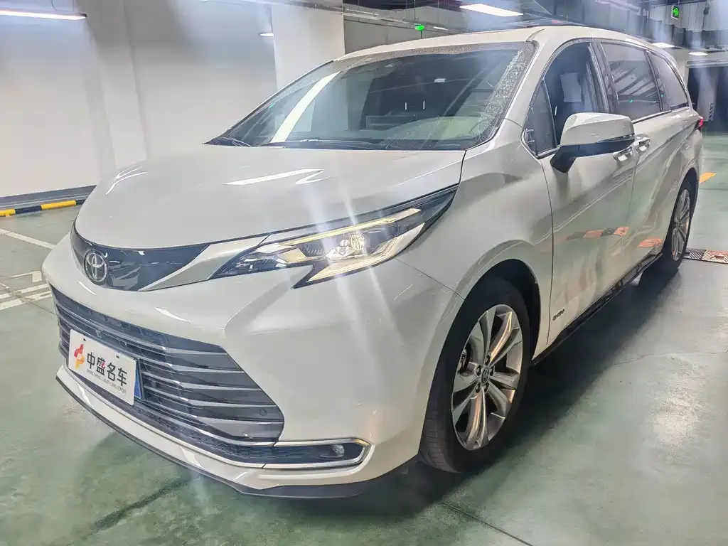Toyota Sienna — фото 1