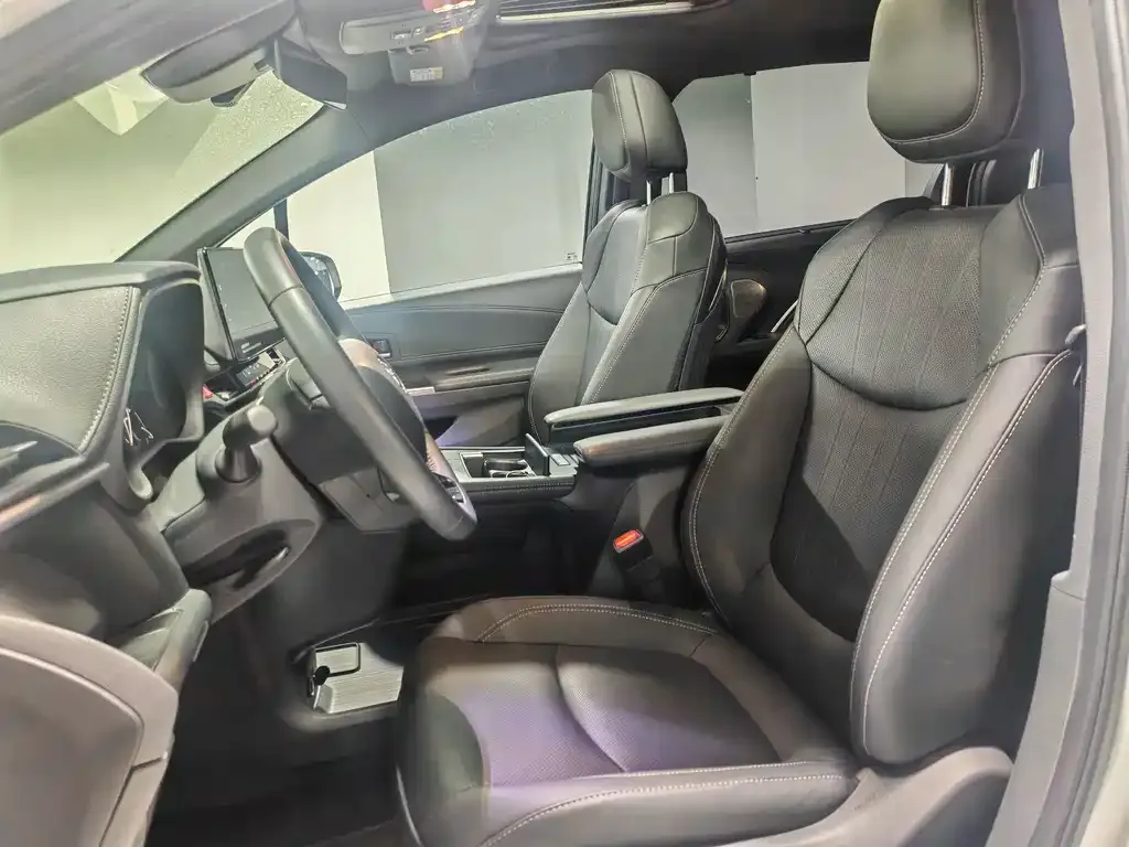 Toyota Sienna — фото 3