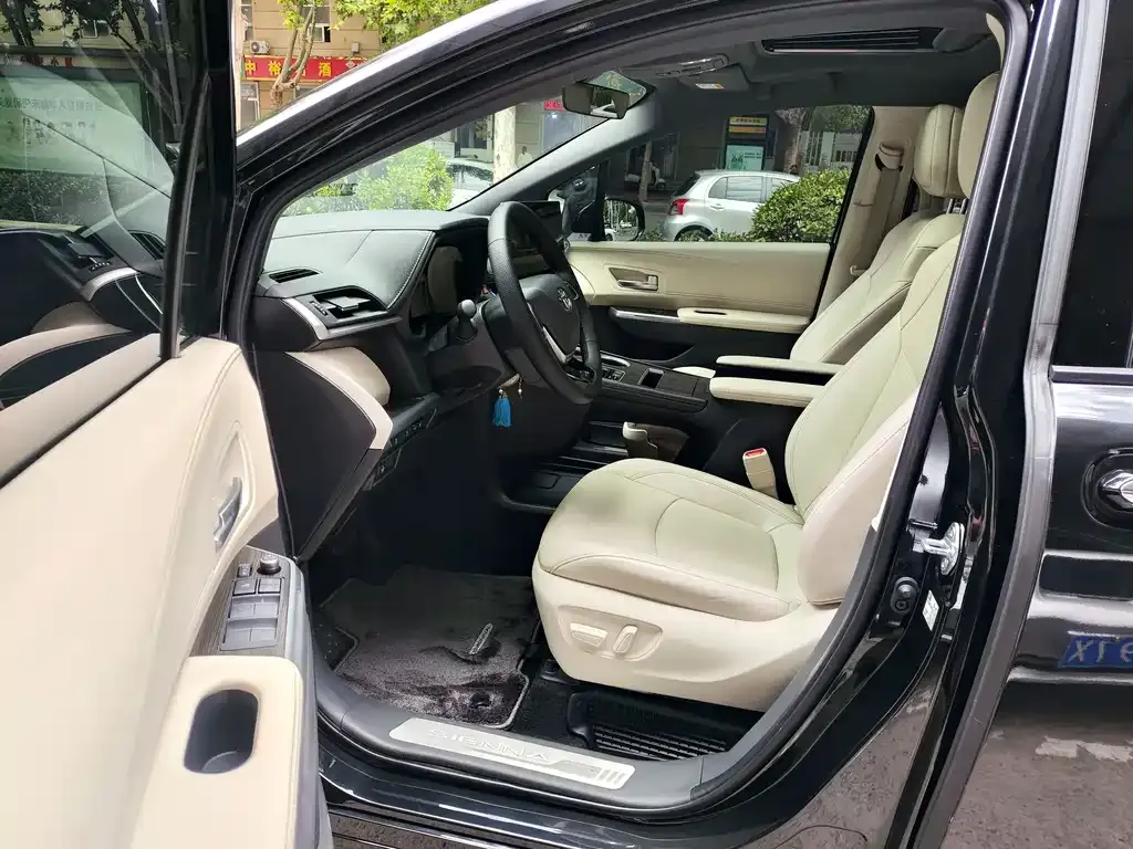 Toyota Sienna — фото 4