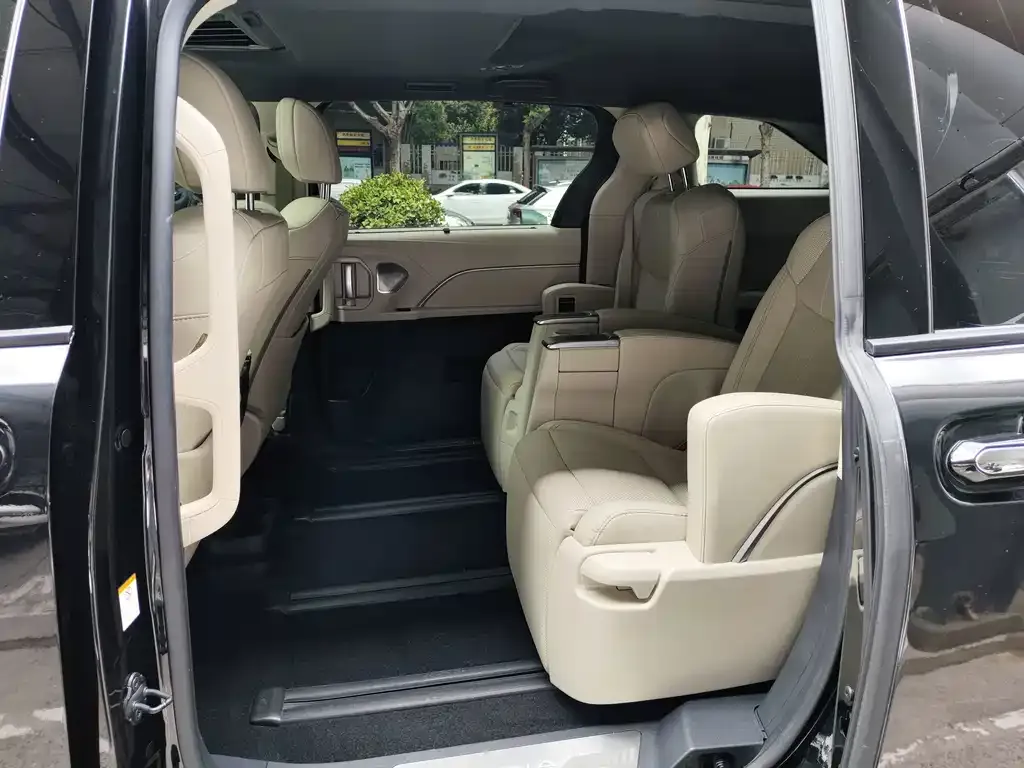 Toyota Sienna — фото 3
