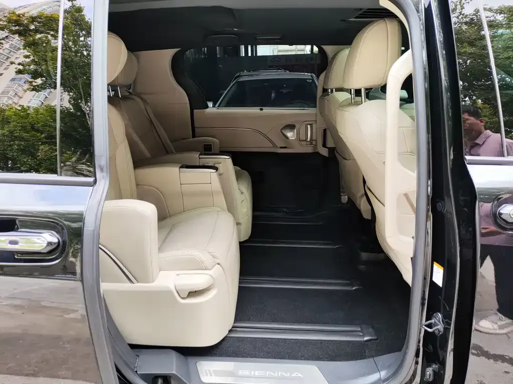 Toyota Sienna — фото 6