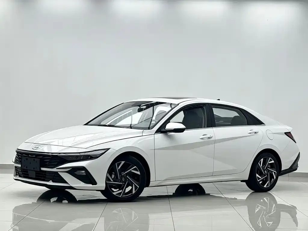 Hyundai Elantra — фото 1