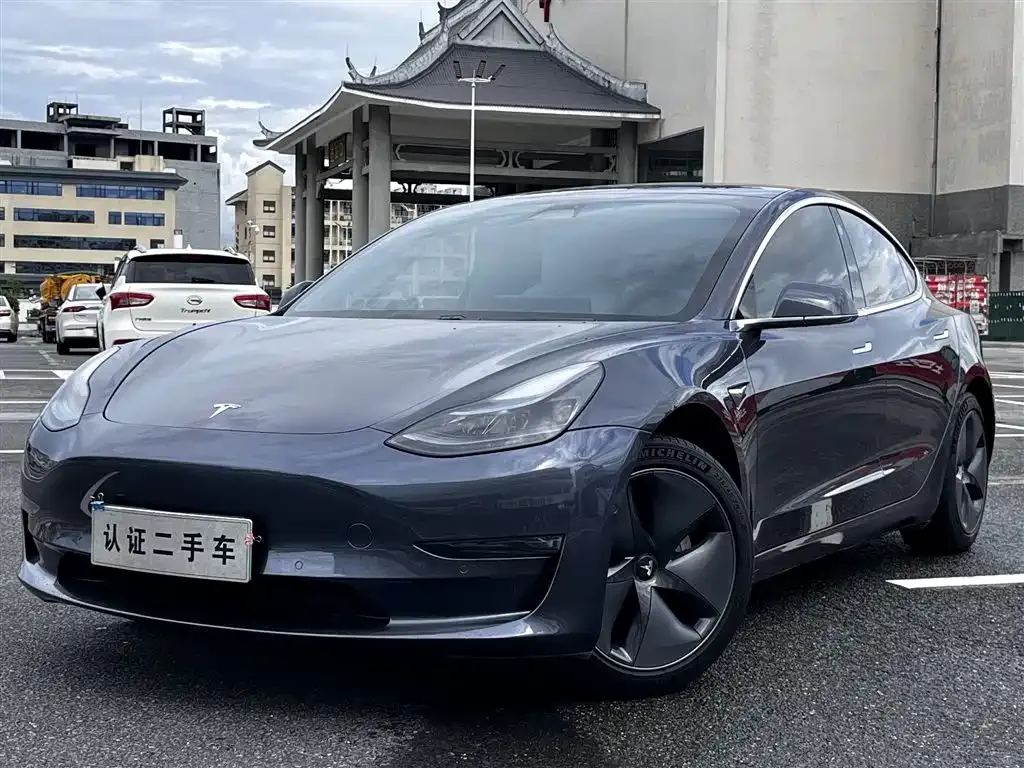 Tesla Model 3 — фото 1