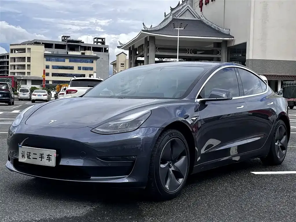 Tesla Model 3 — фото 10