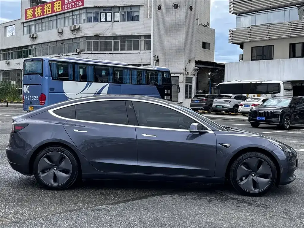 Tesla Model 3 — фото 9